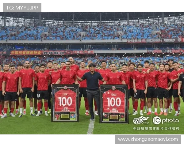 埃丁坦言大胜那不勒斯全队心情火热赛场内外与球迷同声欢庆时刻瞬间