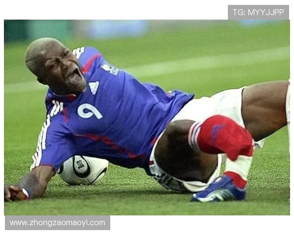 恐怖慎入！24岁加纳中场疑似断腿：小腿90度弯折变形 被担架抬走